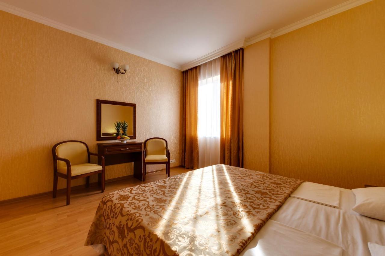 Vizit Hotel Krasnodar Buitenkant foto